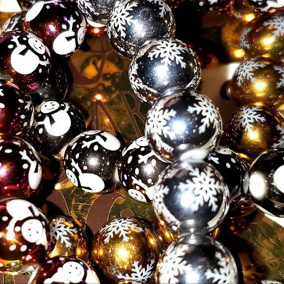 Beautiful electroplated glass bead gold ❄️ print stretch bracelet w/ tassel. - Picture 4 of 5